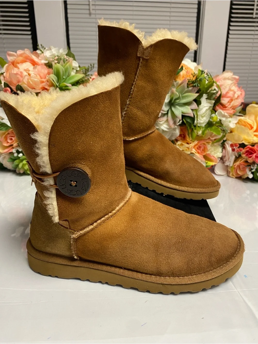 UGG Australia Bailey Button 5803 Sheepskin Boots Chestnut Women’s Estimated 6